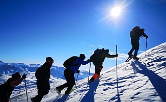 Hakkari'de dağcılar, 3 bin 50 rakımlı zirveye tırmandı