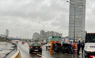 İBB'nin kar küreme aracı devrildi; sürücü alkollü çıktı!