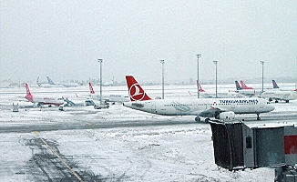 İstanbul'da kar yağışı nedeniyle uçak seferleri  iptal edildi!