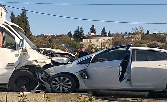 Otomobil işçi servisine ok gibi saplandı: 6 yaralı