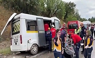 Balıkesir-Kütahya yolunda bir minibüs ile tanker çarpıştı: 6 ölü, 15 yaralı