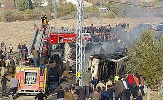 Ağrı'da yolcu otobüsü ile 2 kamyon kafa kafaya çarpıştı: 7 ölü, 11 yaralı