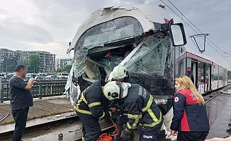 Samsun'da iki tramvay kafa kafaya çarpıştı! 20'den fazla yaralı var