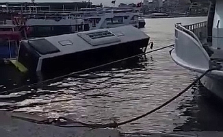 Eminönü'nde İETT otobüsü denize düştü 