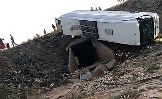 Erzurum'da feci kaza! Yolcu otobüsü şarampole devrildi