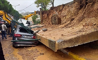 Pendik'te istinat duvarı araçların üzerine çöktü!