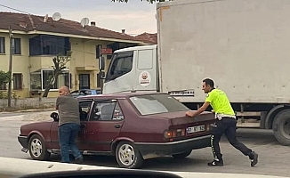 Polis memurunun yardımsever tavrı takdirle karşılandı