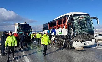 Yolcu otobüsü tıra çarptı! Ölü ve yaralılar var