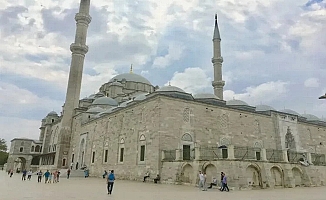 Fatih Camii'nde provokatif saldırı!