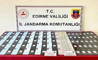 Edirne'de kaçak cep telefonu ve dolar ele geçirildi!