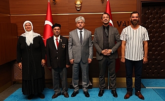 Sakarya Valisi Rahmi Doğan, Şehit Suat Tanyel'in ailesini makamında ağırladı