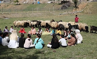 Bitlis Hizan'da öğrenciler doğada ders yapıyor