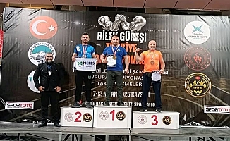 Bayram Ali Ünsür, Türkiye Bilek Güreşi Şampiyonası’nda birinci oldu