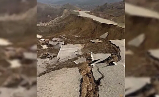 Erzincan-Kelkit karayolu göçtü!