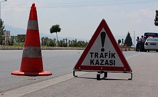 Sakarya'da tır devrildi: Otoyolda uzun süre trafik kilitlendi