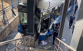 Ankara'da belediye otobüsü kaza yaptı: Çok sayıda yaralı var!