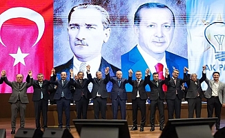 İki belediye başkanı AK Parti’ye katıldı... Rozetleri Erdoğan taktı!