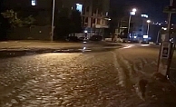 Kocaeli'de İSU ana su hattı patladı sokakları su bastı!