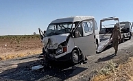 Şanlıurfa’da minibüs ile otomobil çarpıştı: 15 yaralı