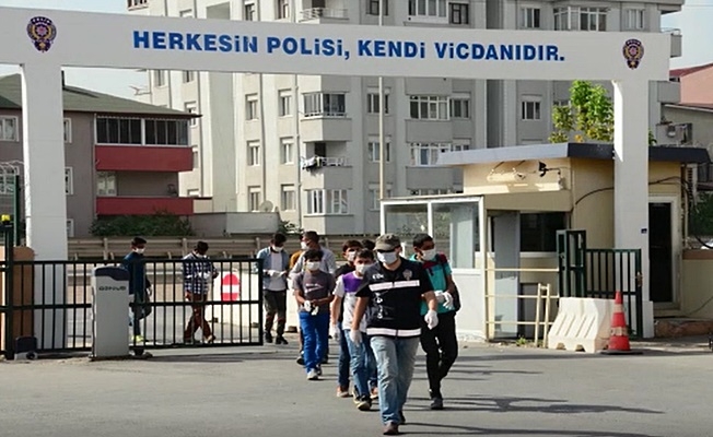 Kocaeli#039;de sahte kimlikle seyahat eden14 kaçak göçmen yakalandı!
